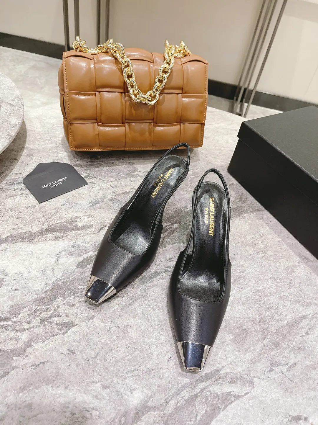 👟👟Ex-factory price 480👟👟 🔝Saint laurent*YSL early spring catwalk style rose Park Caiying same style high heels👠 YSL's metal iron-toe high heels are made of leather. The stiletto heel creates a classic, elegant, fashionable and avant-garde look. The workmanship and materials of the shoes are the same as the original ones. Welcome to compare🆚 Upper: matte cowhide/cow patent leather Inner: sheepskin lining Genuine leather outsole Heel height: 7cm 9cm Size: 35-39🐴 Order 40 with original packaging